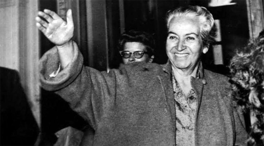 Este 10 de diciembre de 2025 se cumplen 80 años del Premio Nobel de Literatura a Gabriela Mistral, hito que la convirtió en la primera persona y mujer latinoamericana en recibir dicho reconocimiento. 